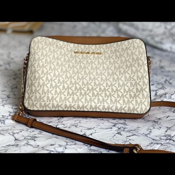 Ginny Medium Pebbled Leather Crossbody Bag - Picture 13 of 14